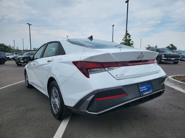 Certified 2025 Hyundai Elantra SE FWD image 3
