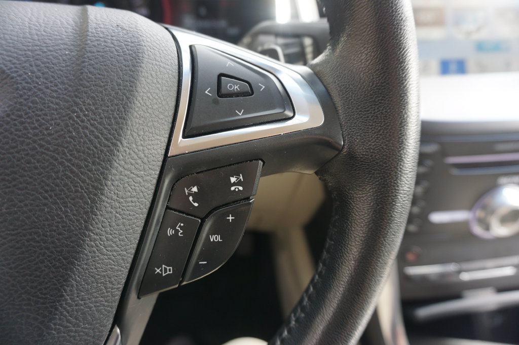 Used 2017 Ford Edge Titanium w/ Technology Package FWD image 8