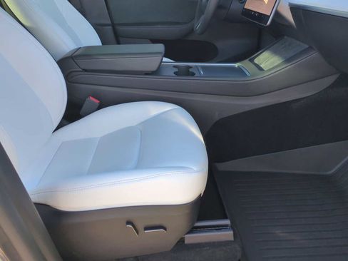 Used 2023 Tesla Model Y Performance image 27