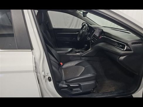 Used 2023 Toyota Camry SE FWD image 3