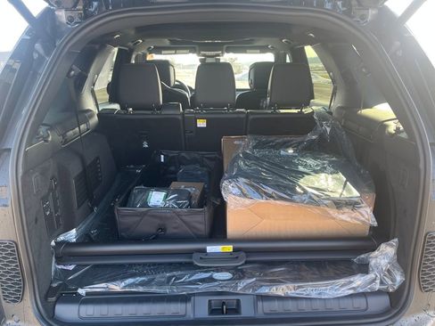 New 2026 Land Rover Discovery Limited Edition AWD/4WD image 19