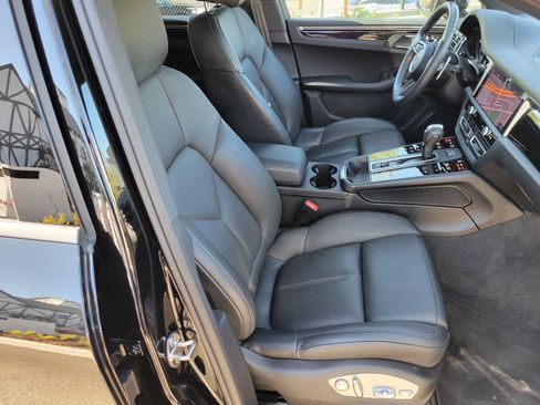 Certified 2024 Porsche Macan AWD/4WD image 29