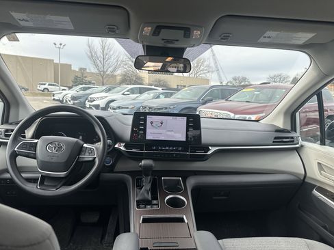 Used 2021 Toyota Sienna LE image 19