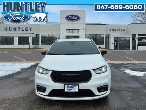 Used 2024 Chrysler Pacifica Limited FWD image 3