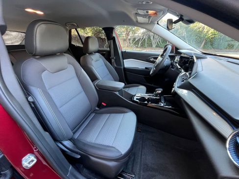 Used 2025 Chevrolet Trax LT image 34