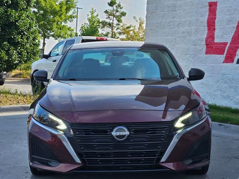 Used 2025 Nissan Altima 2.5 SV FWD image 2