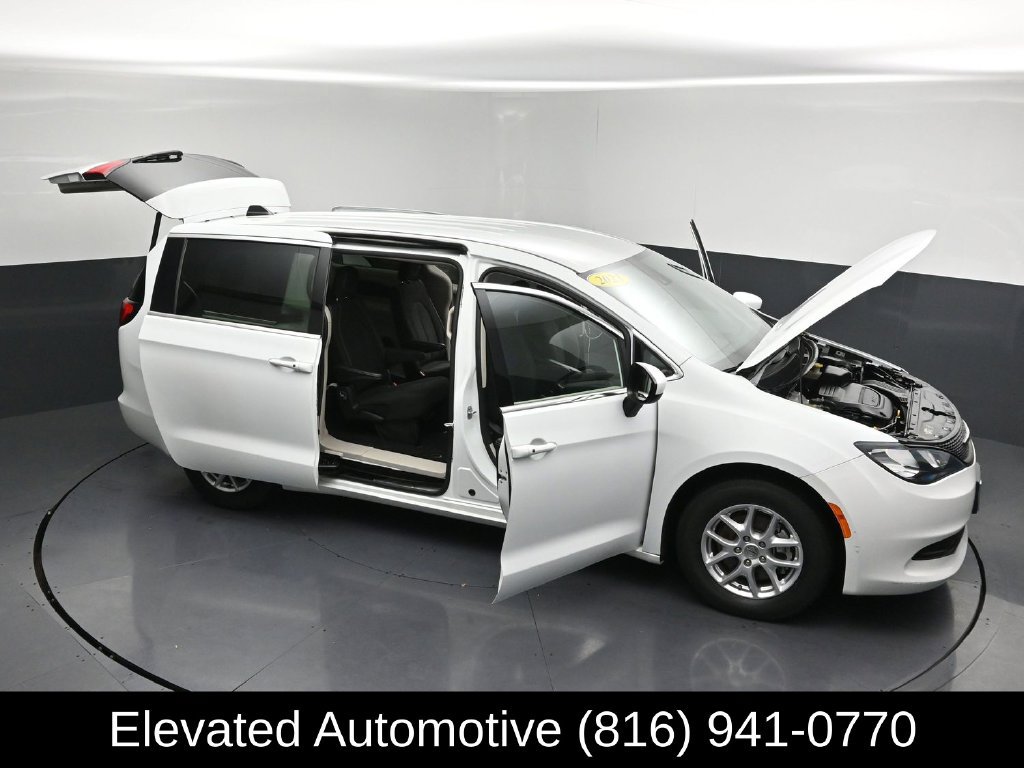 Used 2023 Chrysler Voyager LX FWD image 30