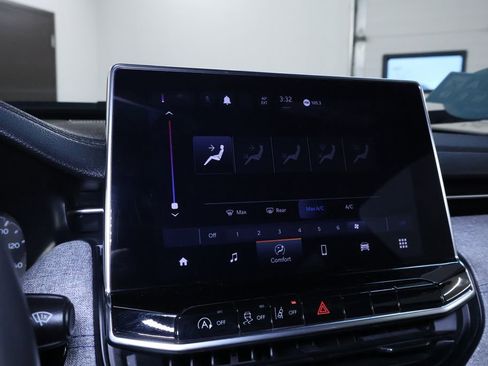 Used 2024 Jeep Compass Latitude image 28