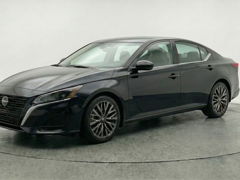 Used 2025 Nissan Altima 2.5 SV image 3