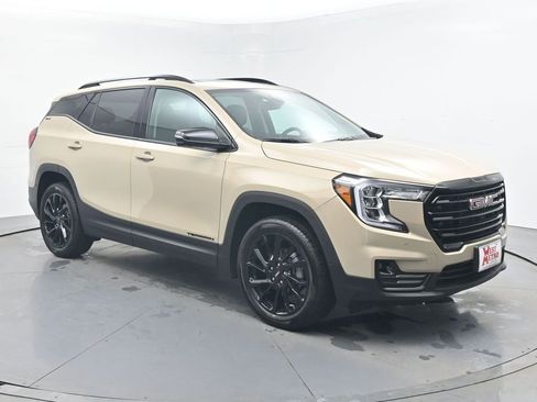 Used 2023 GMC Terrain SLT w/ Infotainment Package II image 7