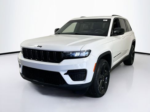 Used 2023 Jeep Grand Cherokee Altitude AWD/4WD image 1
