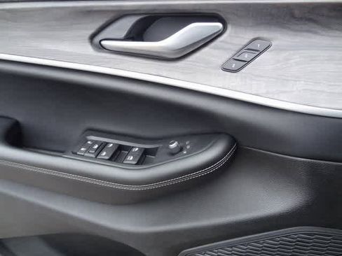 Used 2023 Jeep Grand Cherokee Limited image 17