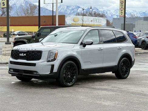 Used 2022 Kia Telluride SX w/ SX Prestige Package image 3