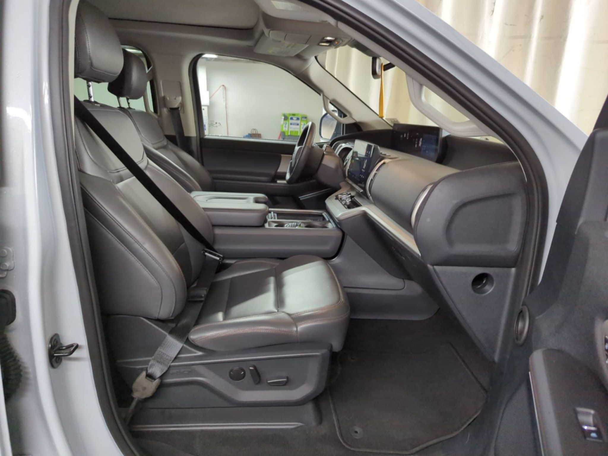 Used 2025 Ford Expedition Max Active AWD/4WD image 8