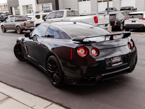 Used 2016 Nissan GT-R Premium image 14