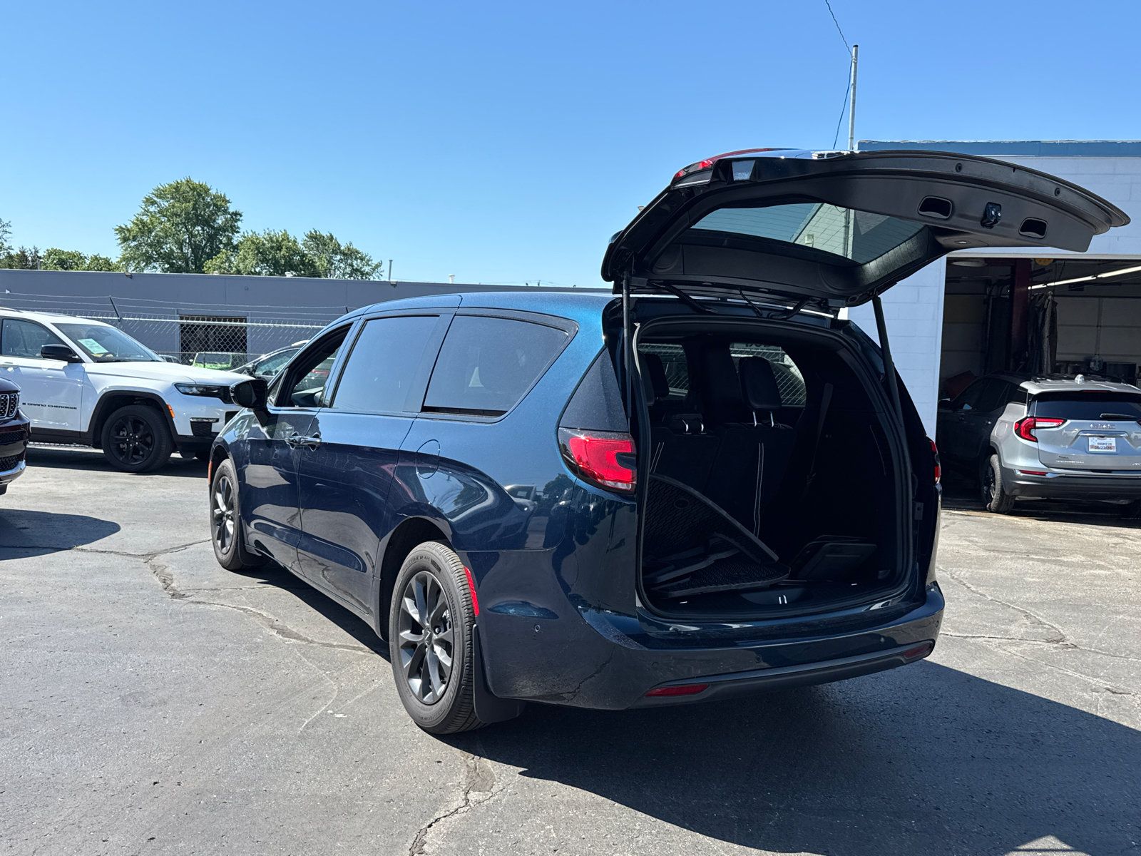 Used 2024 Chrysler Pacifica Limited FWD image 17