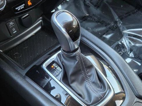 Used 2017 Nissan Rogue SV image 12