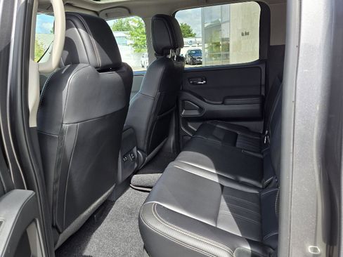 Used 2024 Nissan Frontier SL image 18