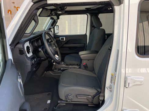 Used 2025 Jeep Wrangler Sahara image 25