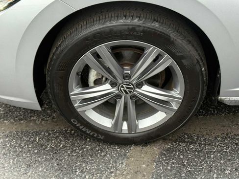 Certified 2023 Volkswagen Jetta SE w/ Panoramic Sunroof Package image 9