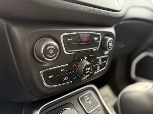 Used 2019 Jeep Compass Latitude w/ Cold Weather Group image 16