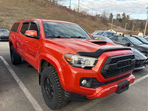 Used 2016 Toyota Tacoma TRD Sport w/ Premium & Technology Package image 3