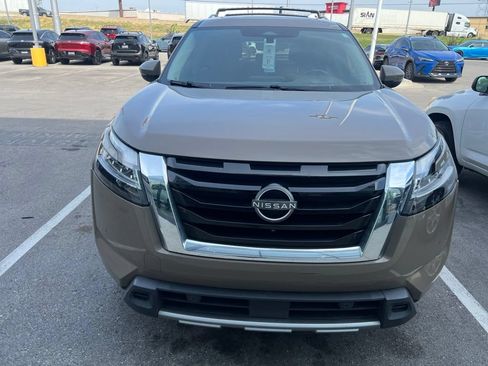 Used 2023 Nissan Pathfinder Platinum w/ Cargo Package AWD/4WD image 6