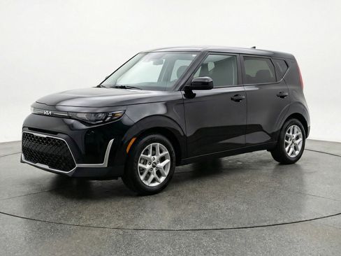 Used 2025 Kia Soul LX w/ LX Technology Package image 3