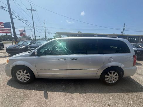 Used 2012 Chrysler Town & Country Touring-L w/ Entertainment Group #2 FWD image 5
