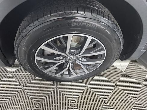 Used 2018 Volkswagen Tiguan SE w/ Panoramic Sunroof Package AWD/4WD image 10