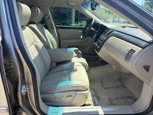 Used 2011 Cadillac DTS Luxury FWD image 25