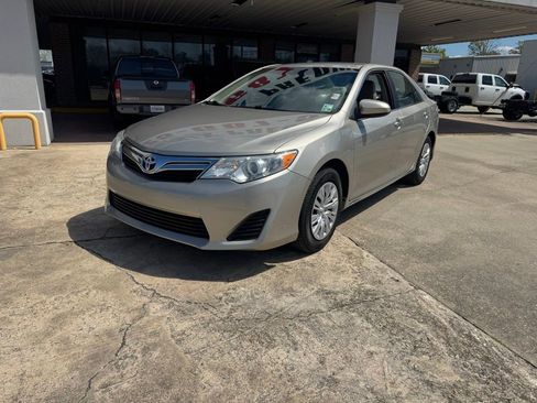 Used 2014 Toyota Camry LE image 10