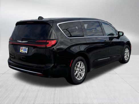 Used 2024 Chrysler Pacifica Touring-L image 7