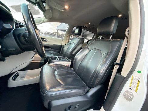 Used 2020 Chrysler Pacifica Touring-L image 22