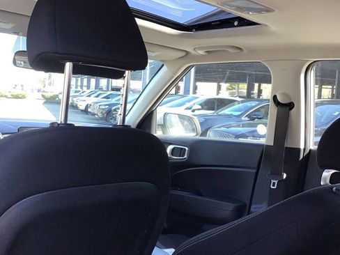 Used 2025 Hyundai Venue SEL FWD image 5