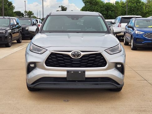 Used 2021 Toyota Highlander LE FWD image 2