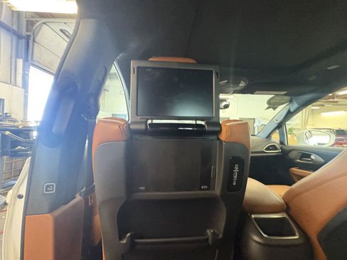 Used 2024 Chrysler Pacifica Pinnacle FWD image 26