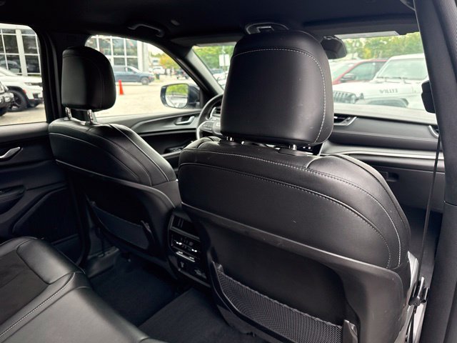 Used 2023 Jeep Grand Cherokee Altitude AWD/4WD image 25