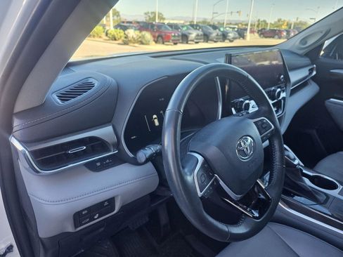 Used 2023 Toyota Highlander Limited image 18