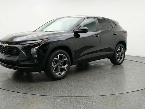 Used 2025 Chevrolet Trax LT w/ LT Convenience Package image 3