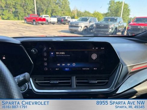 Used 2024 Chevrolet Trax RS w/ Sunroof Package FWD image 14