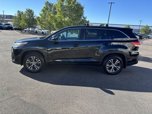 Used 2019 Toyota Highlander LE AWD/4WD image 4