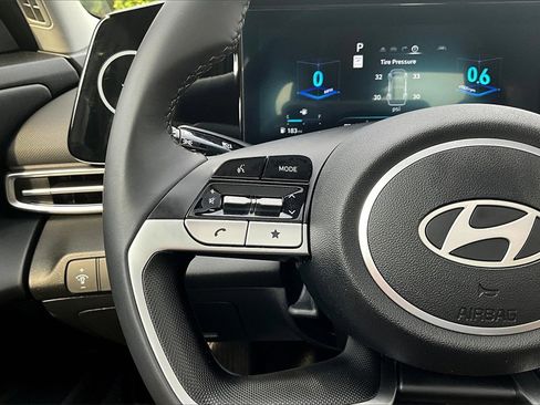 Certified 2025 Hyundai Elantra SEL image 18