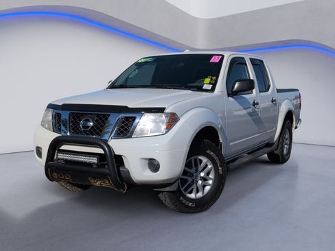 Used 2016 Nissan Frontier SV image 2