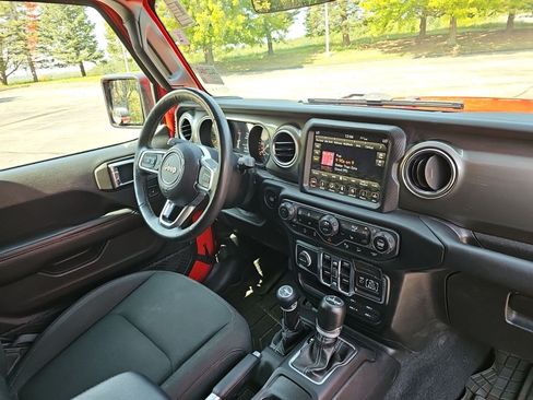 Used 2018 Jeep Wrangler Unlimited Sahara AWD/4WD image 13