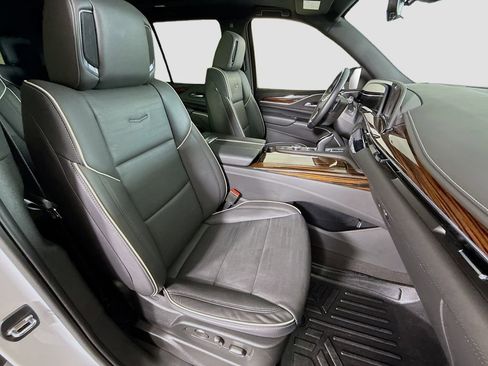 Used 2023 Cadillac Escalade Premium Luxury image 31
