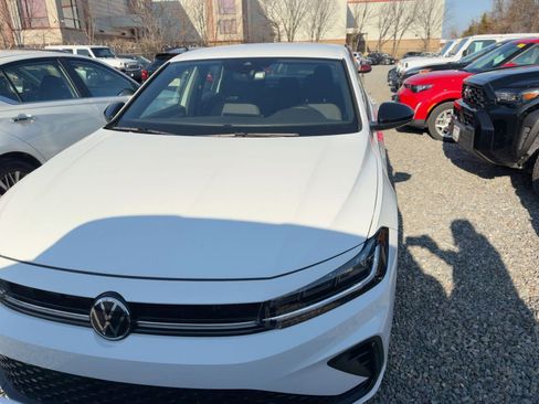 Used 2025 Volkswagen Jetta Sport image 4