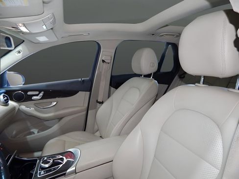 Used 2019 Mercedes-Benz GLC 300 4MATIC w/ Premium Package image 17