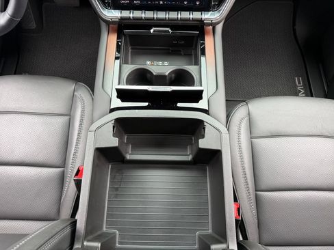 Used 2025 GMC Yukon Denali w/ Sun & Power Step Package AWD/4WD image 39