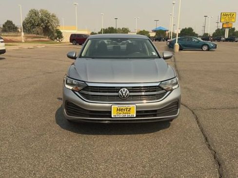 Used 2024 Volkswagen Jetta SE FWD image 3